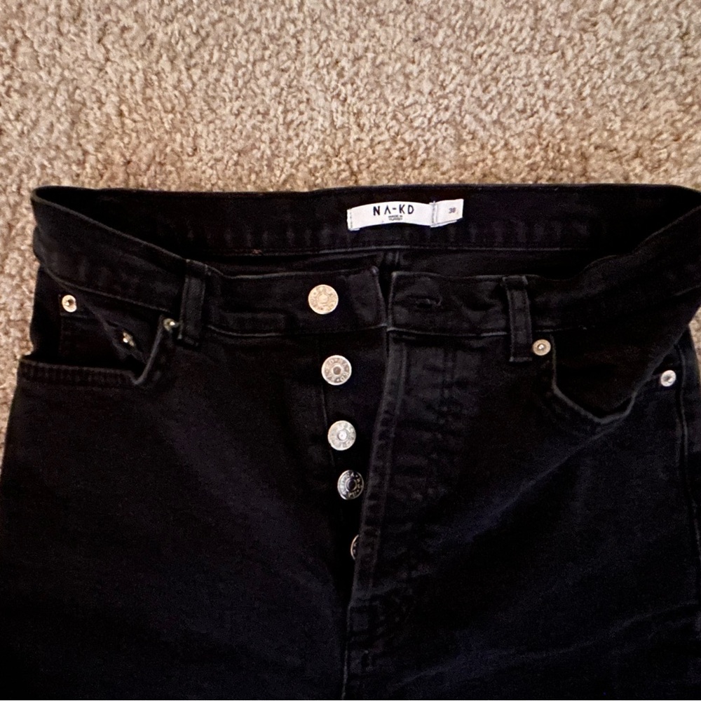 Black High Rise Jeans with Sleek Design